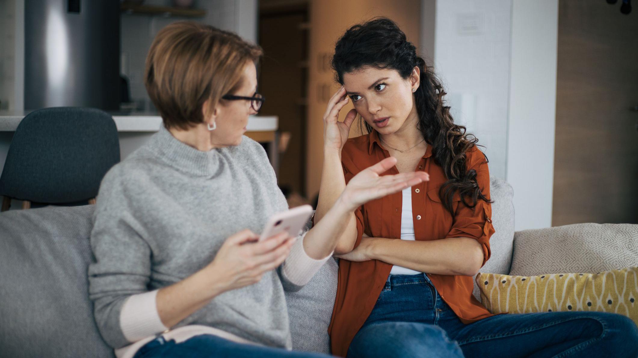 Una madre discutiendo con su hija. 