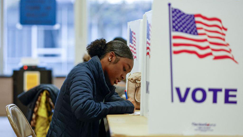 Una mujer vota en EE.UU.