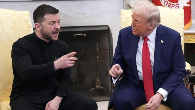 Zelensky e Trump sentados em salão, gesticulando e falando