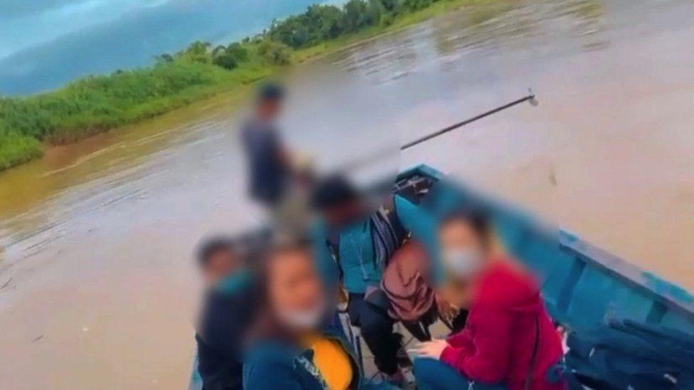 Imagem da travessia de um rio com uma vítima resgatada pelas autoridades tailandesas