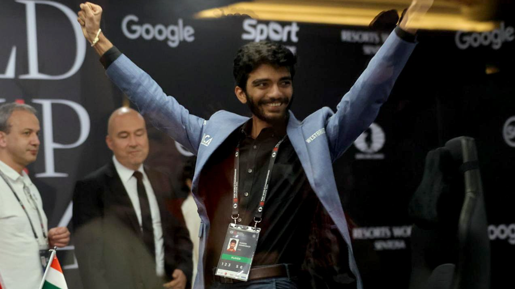 El gran maestro de ajedrez Gukesh Dommaraju de India celebra después de ganar la partida 14 contra Ding Liren (no aparece en la foto) de China en el Campeonato Mundial de Ajedrez de la FIDE en Singapur, el 12 de diciembre de 2024.