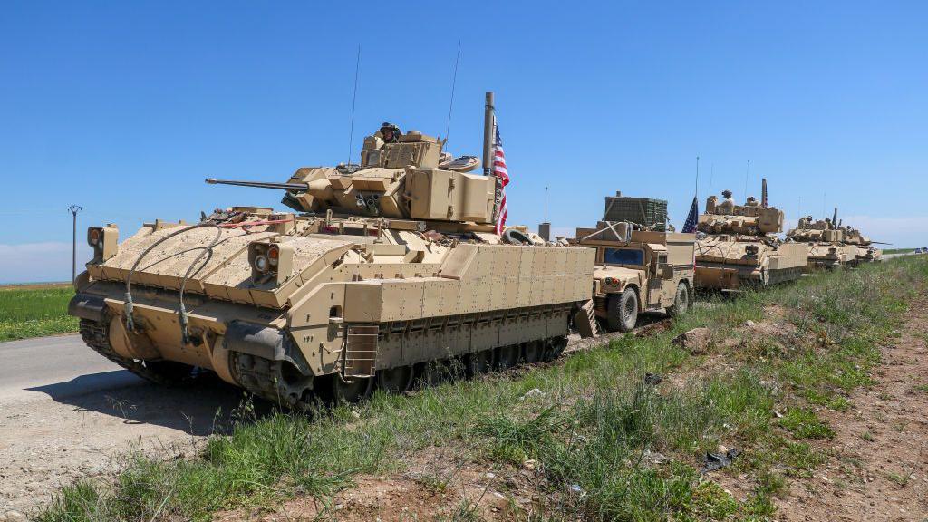 تعزيزات عسكرية أرسلتها الولايات المتحدة للقواعد التي تسيطر عليها وحدات حماية الشعب الكردية في محافظة دير الزور العام الماضي