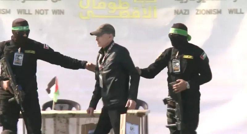 أفرجت حماس عن الإسرائيلي الأمريكي كيث سيغل "في منطقة ميناء الصيادين في حي الرمال غرب مدينة غزة.