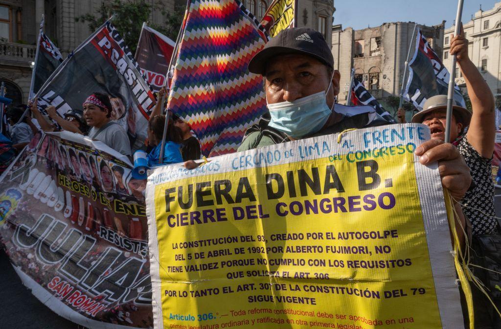 Un grupo de personas protesta en Lima contra Dina Boluarte. 