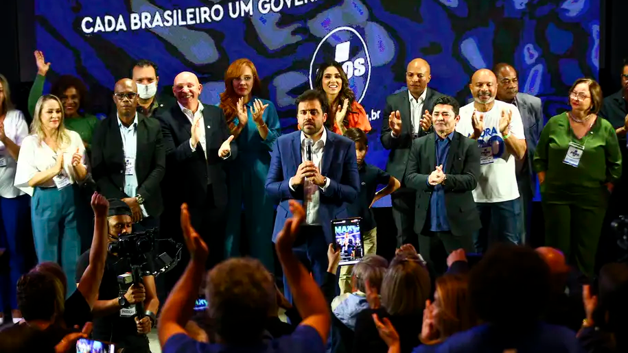 Pablo Marçal em palco rodeado de apoiadores