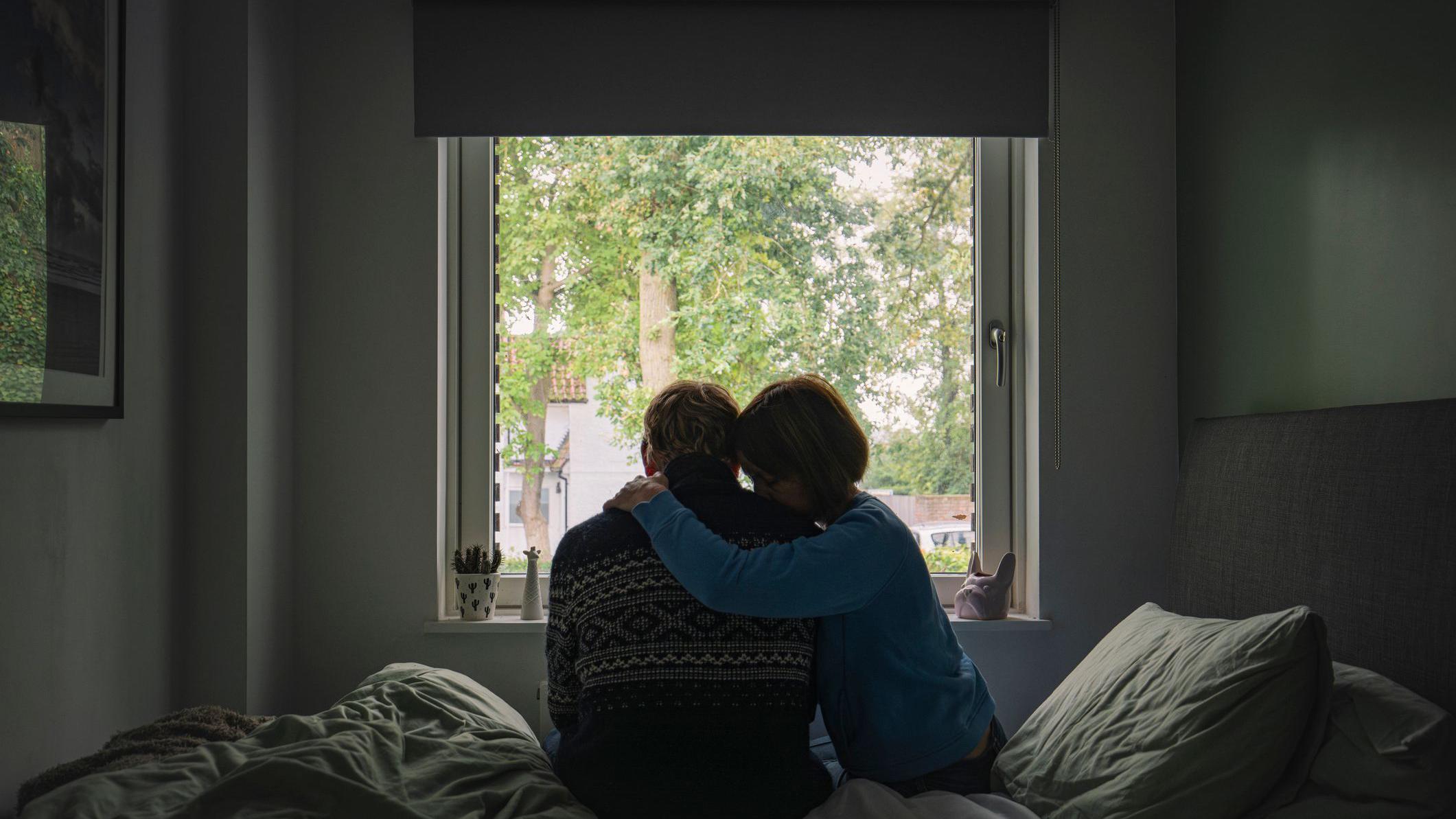 Imagem de uma mulher oferecendo apoio emocional a seu parceiro - foto de arquivo