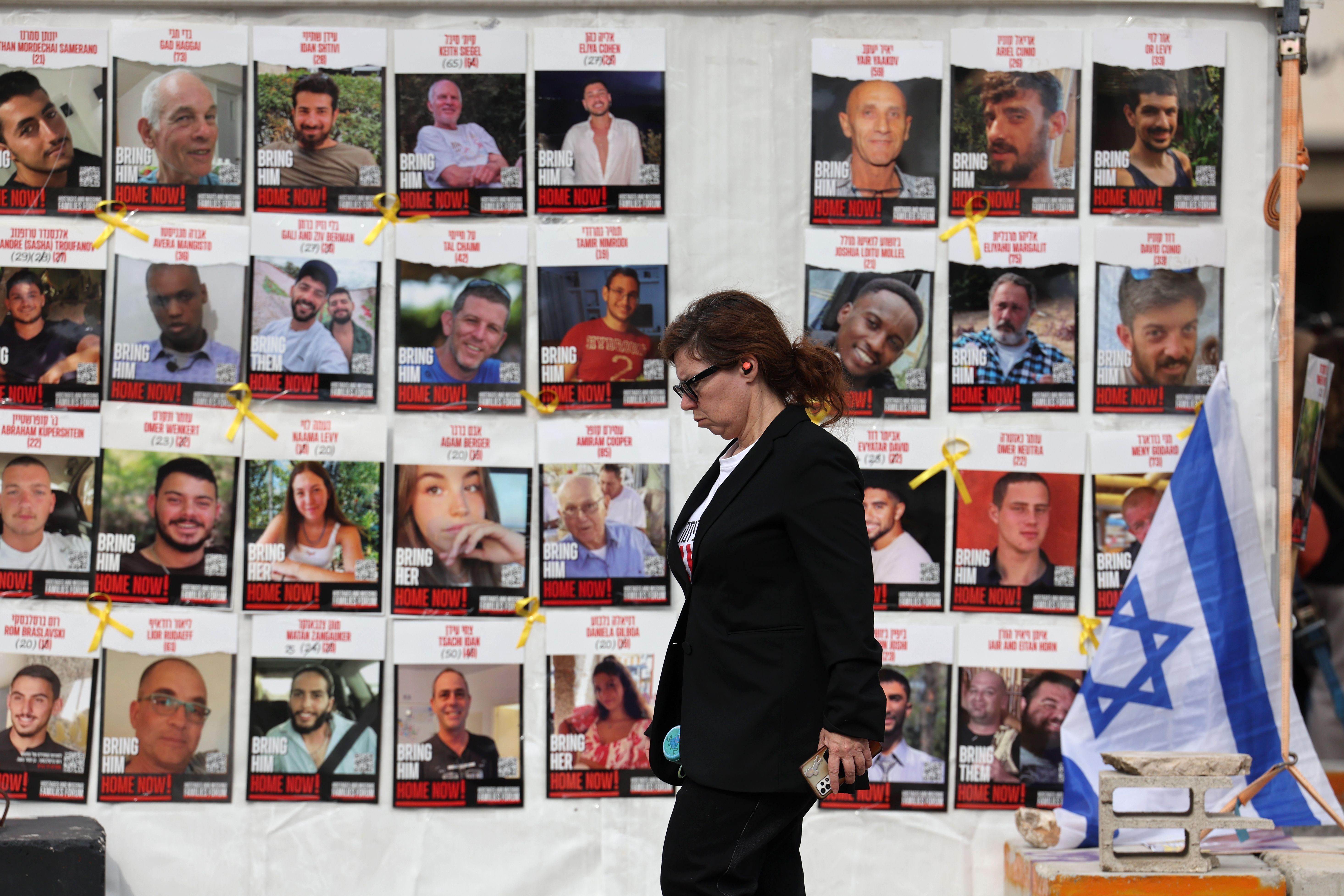 Izraelski premijer potvrdio dogovor o primirju u Gazi, uskoro odluka vlade 1 Zid sa fotografijama otetih Izraelaca u Tel Avivu