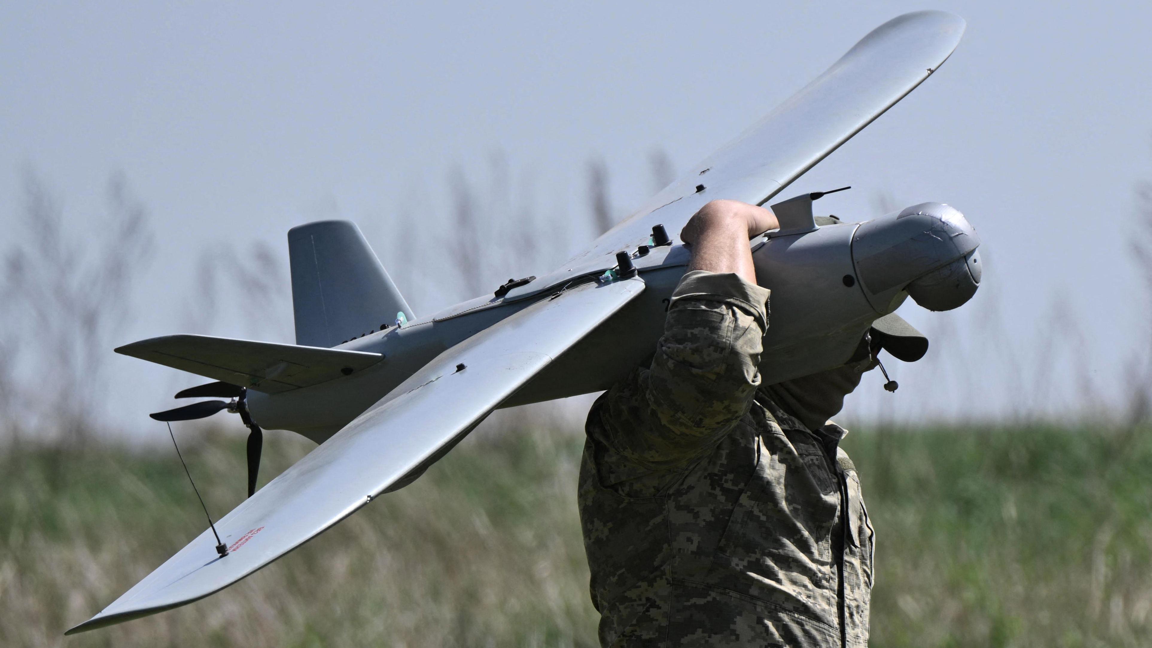 Un soldado ucraniano carga un dron de reconocimiento 