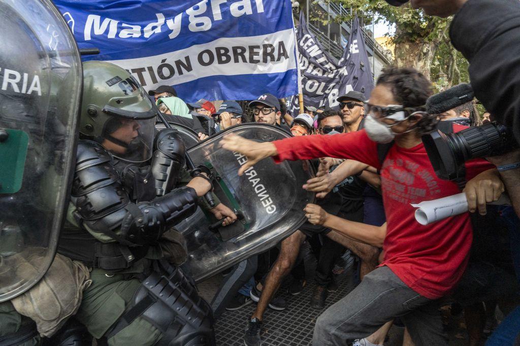 La prensa local reportó una fuerte represión policial contra manifestantes.