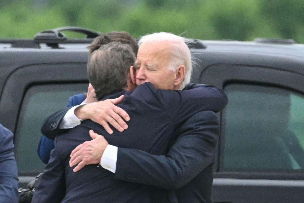Presiden AS Joe Biden memeluk putranya, Hunter Biden, 