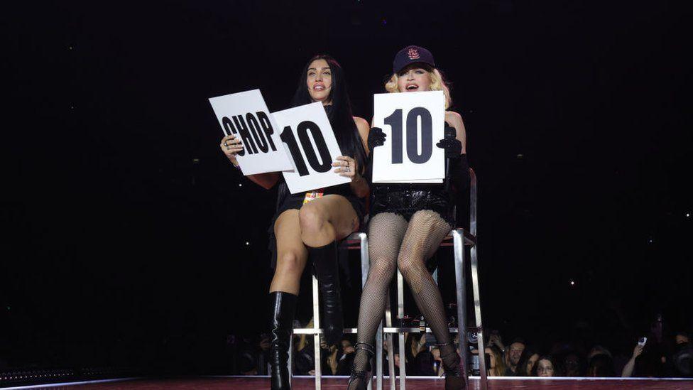 Madonna con su hija Lourdes y carteles con el número 10