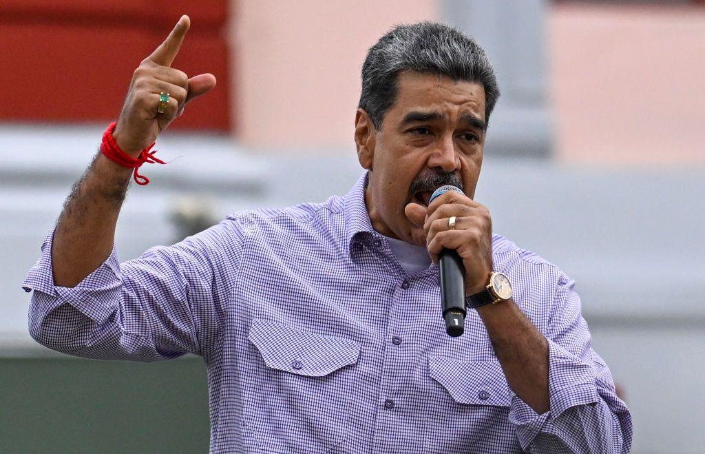 Nicolás Maduro gesticula en un mitin con seguidores. 