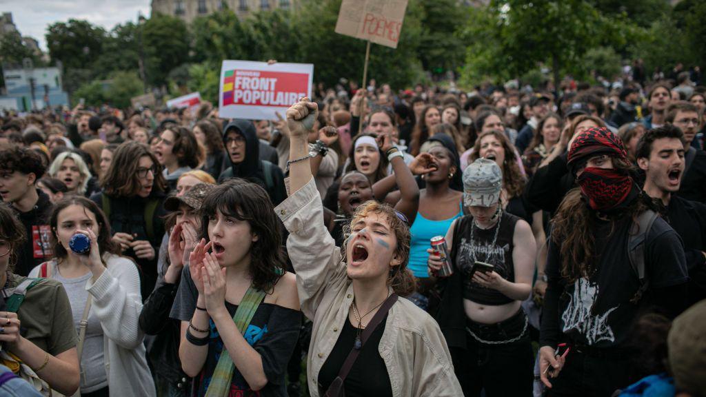 Dezenas de jovens em protesto