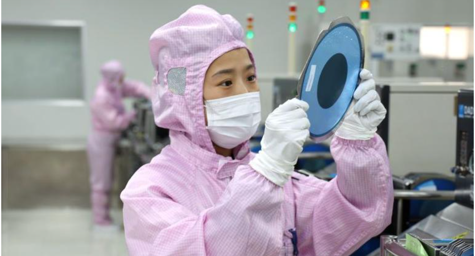 Trabalhadores fabricam semicondutores para o setor automotivo em Binzhou, China.