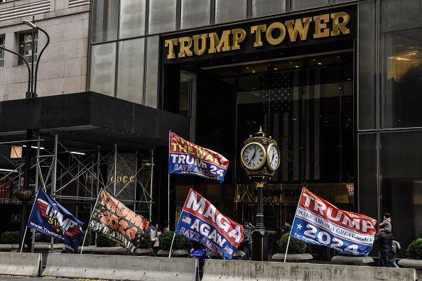 Bandeiras de apoiadores de Trump na frente do edifício