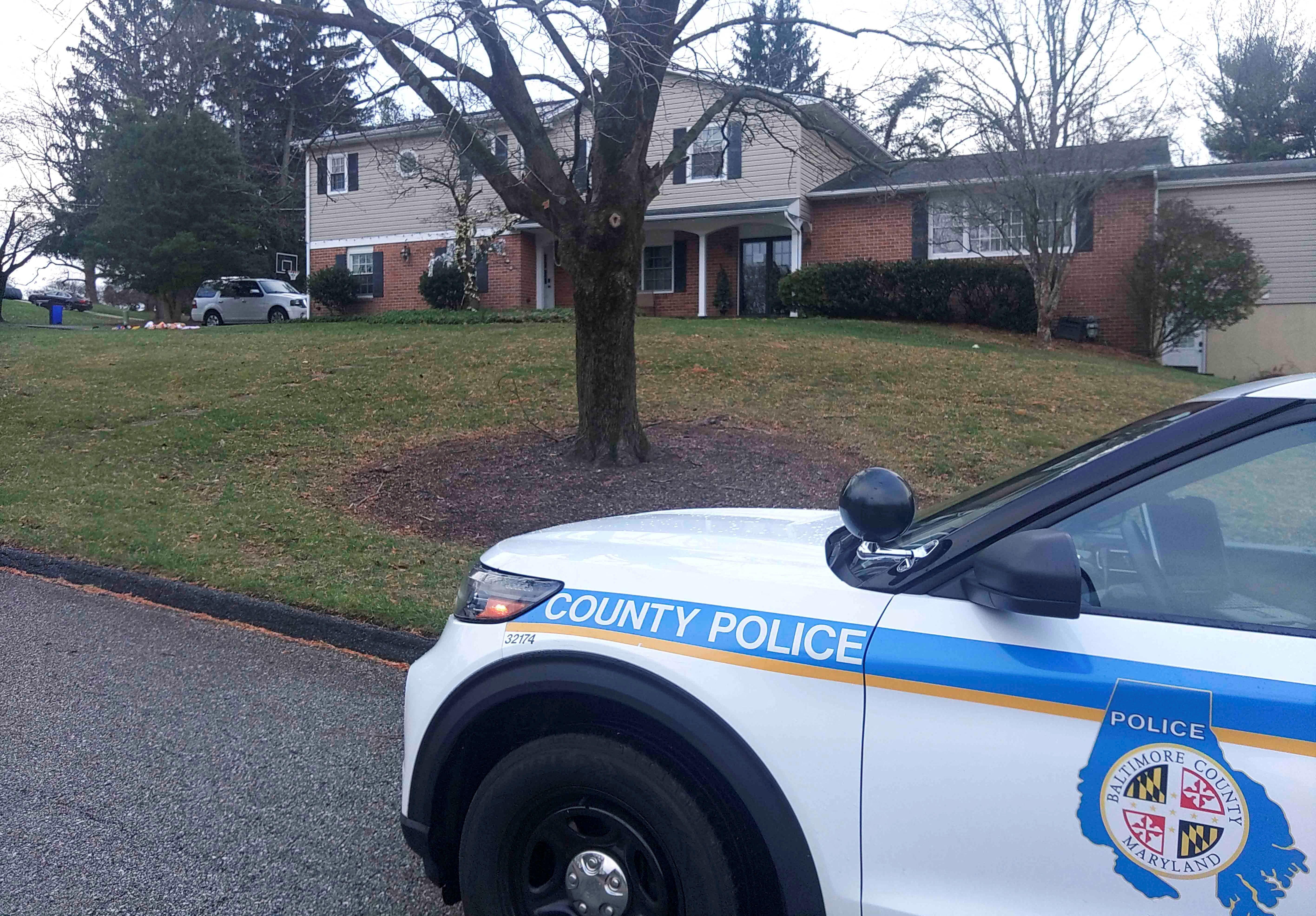 Una patrulla de policía frente a la casa de la familia Mangione, en Maryland