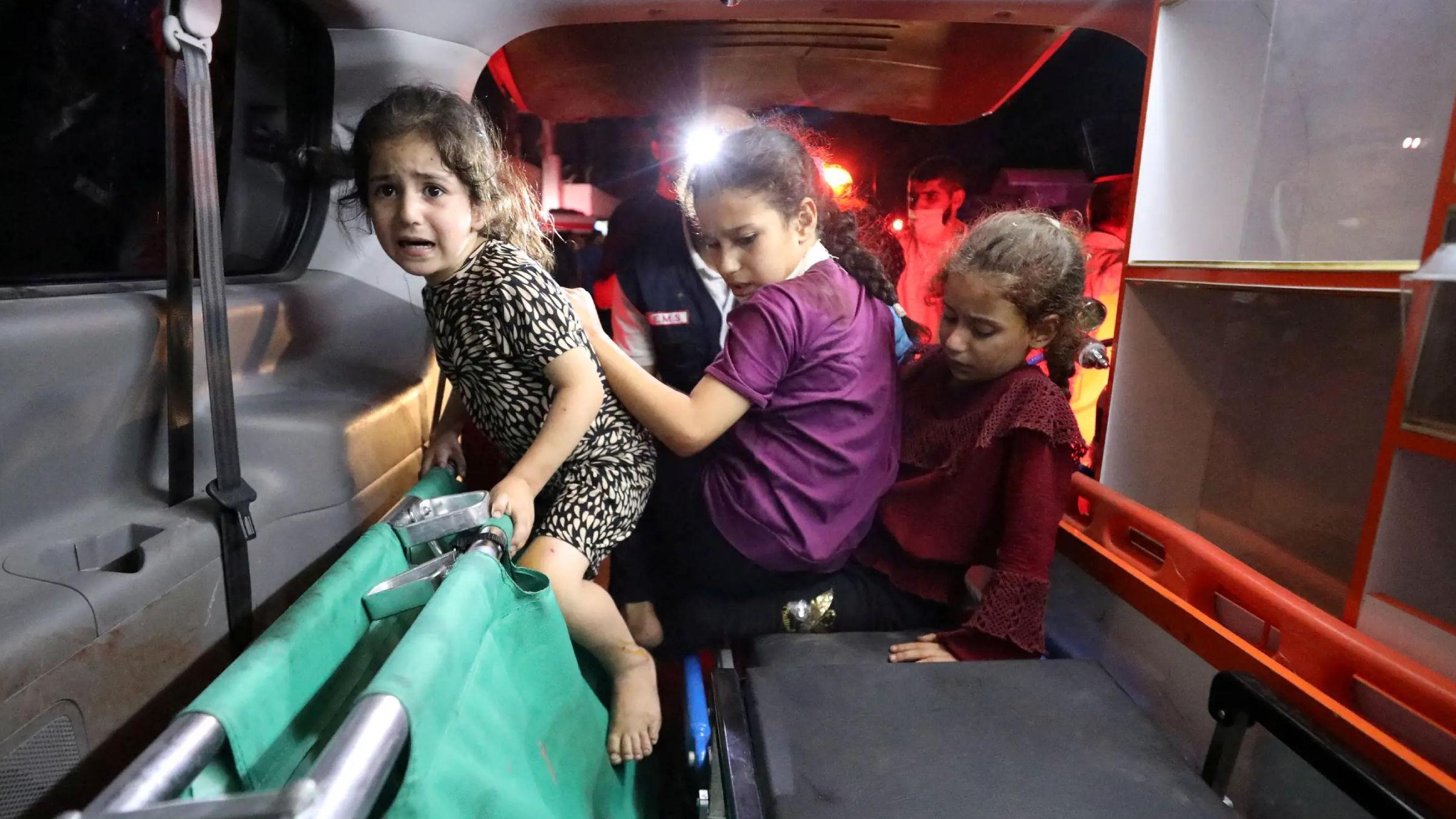 Tres niñas en la parte trasera de una ambulancia después de un ataque aéreo en el hospital Bautista al Ahli.