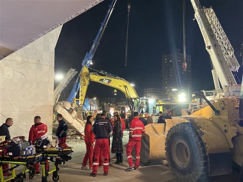 Spasioci na mestu gde s eurušila nadstrešnica železničke stanice u Novom Sadu