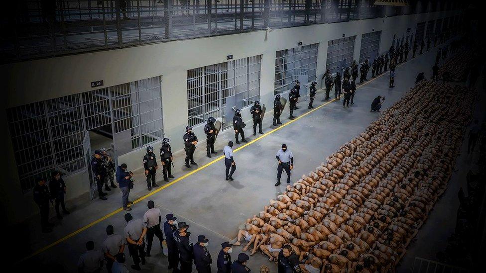 Kedatangan narapidana ke Penjara Cecot pada 25 Februari 2023 lalu. 
