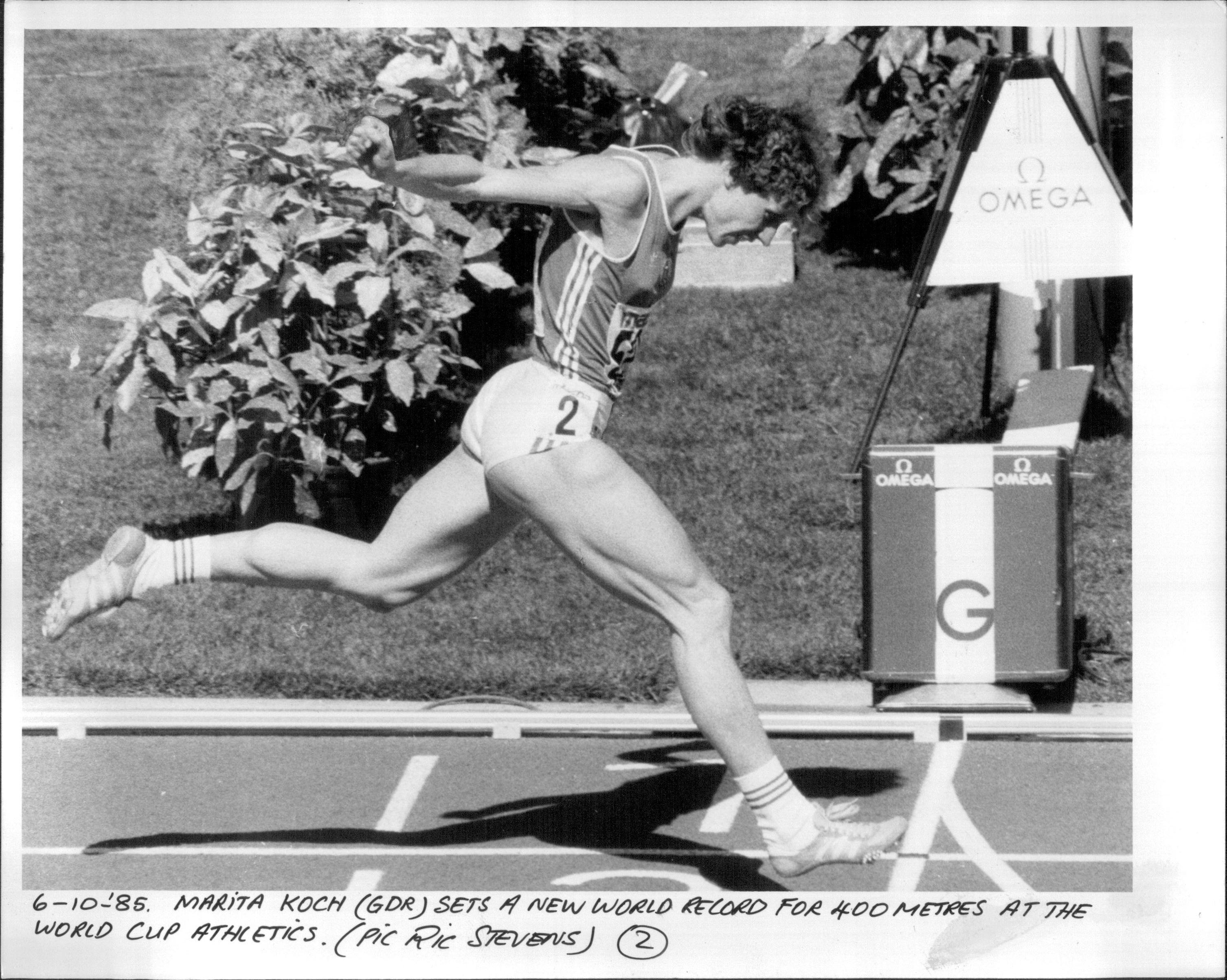 동독의 마리타 코흐 선수가 400m 경기에서 세계 신기록을 세우는 모습