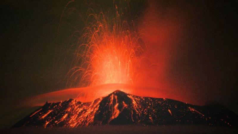 Vulcão Popocatépetl em erupção