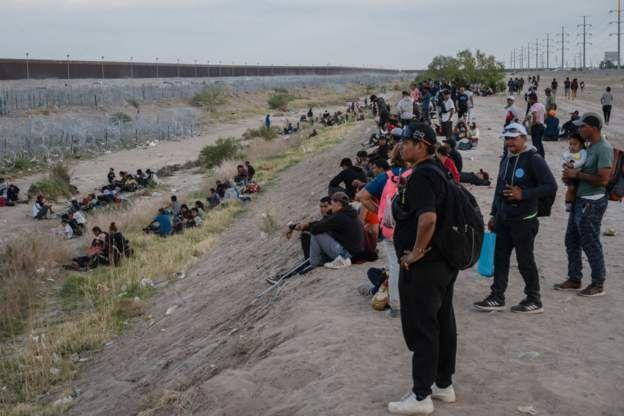 Personas cerca de la frontera entre México y EE.UU.