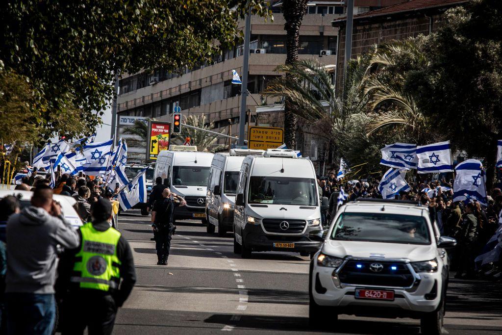 La caravana que trasladaba los cuerpos de los niños Bibas.