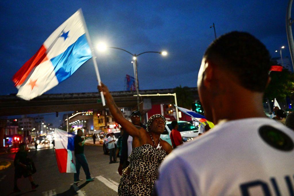 Una mujer hondea la bandera de Panamá durante una protesta contra la reciente visita del secretario de Estado de EE.UU., Marco Rubio.