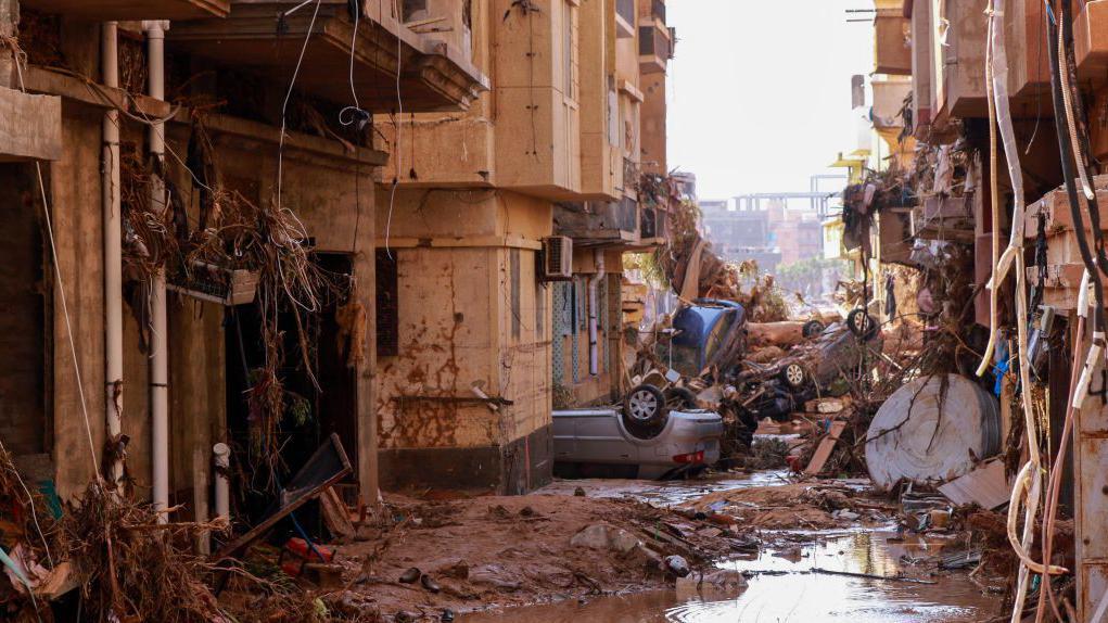 Carros capotados entre a destruição causada ??por enchentes repentinas em Derna, leste da Líbia, em 11 de setembro de 2023