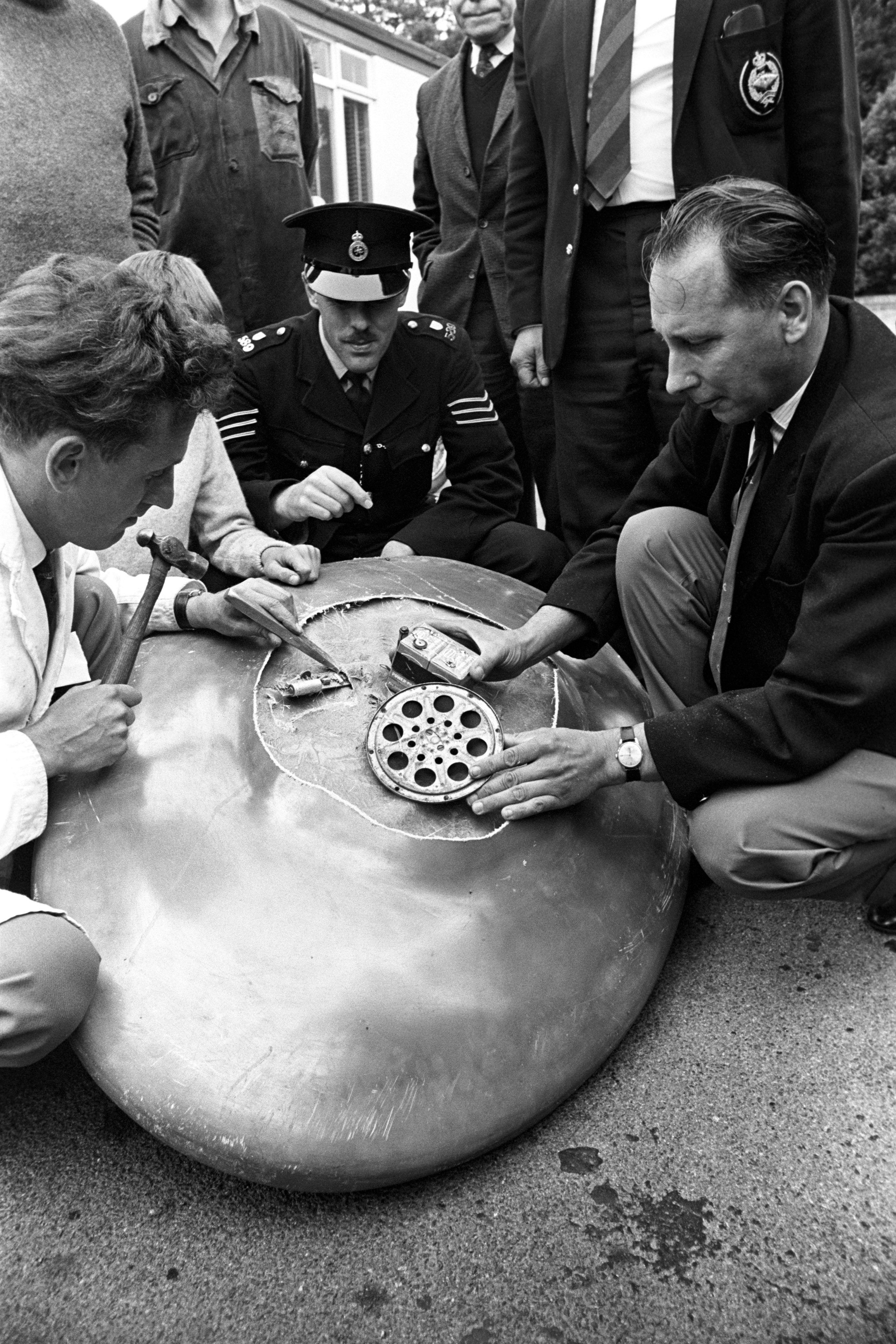 تفكيك جسم يشبه الأطباق الطائرة عثر على 5 منه في أنحاء مختلفة من المملكة المتحدة في 4 سبتمبر/أيلول 1967