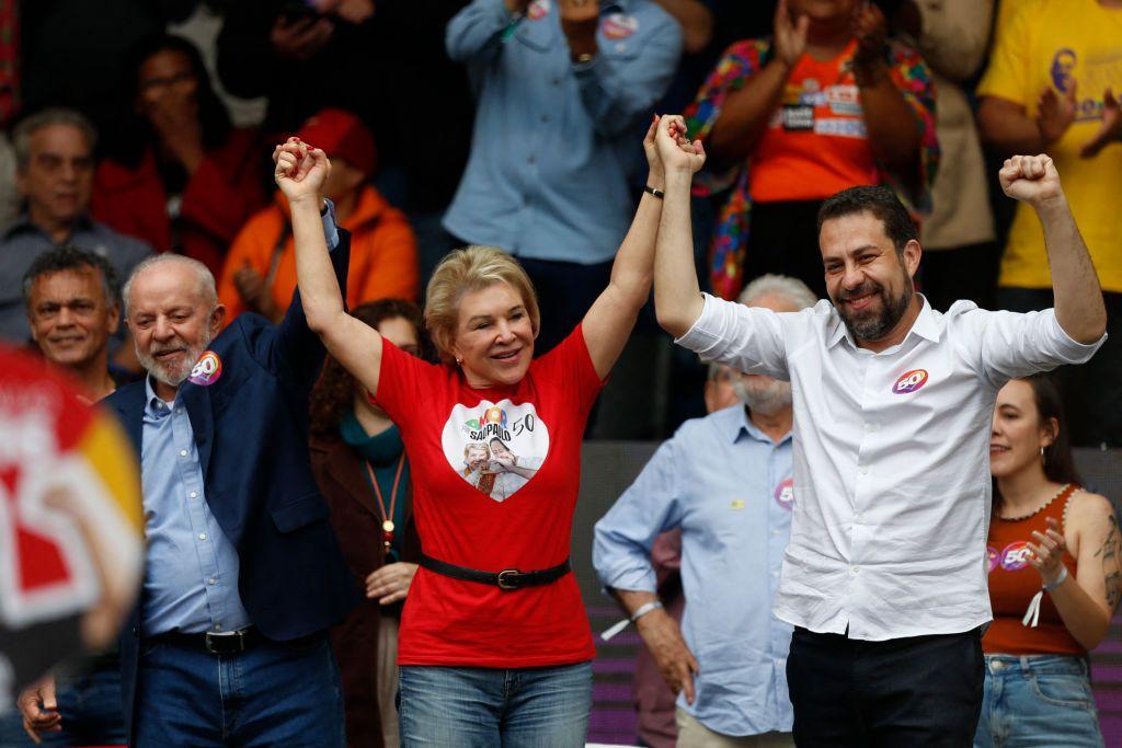 Foto mostra Lula, Marta Suplicy e Boulos de mãos dadas em evento de campanha, em São Paulo