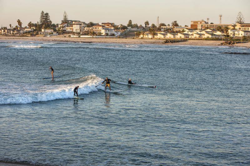 Surfistas no mar