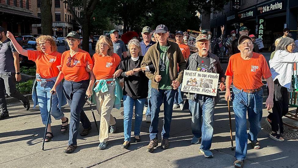 Personas mayores del grupo Tercer Acto en Estados Unidos marchando contra las inversiones en combustibles fósiles.