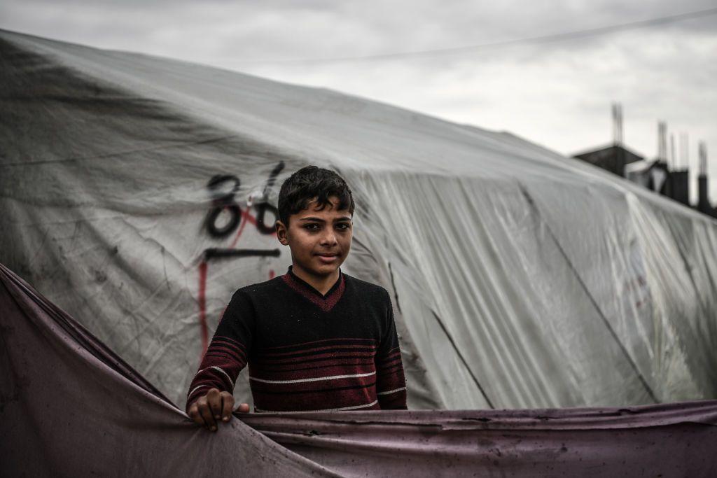 الطفل الفلسطيني محمد اليازجي البالغ من العمر 14 عاماً، والذي فقد والدته ولا يعلم شيئاً عن والده بسبب الهجمات الإسرائيلية على غزة. رفح في 28 يناير/ كانون الثاني 2024.