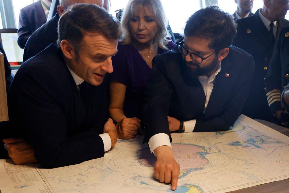 El presidente francés, Emmanuel Macron, mirando un mapa de la Antártica con Borich.