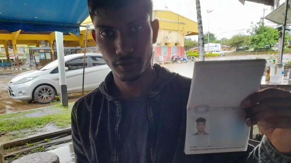 Indiano que foi traficado para Mianmar mostra seu passaporte