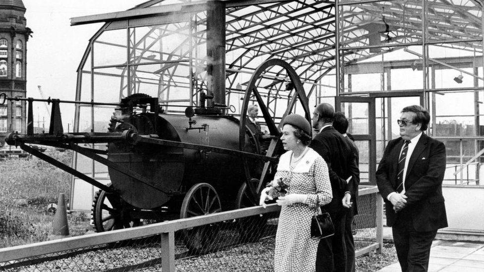 A falecida rainha Elizabeth 2ª em 1985 ao lado da réplica da locomotiva Penydarren