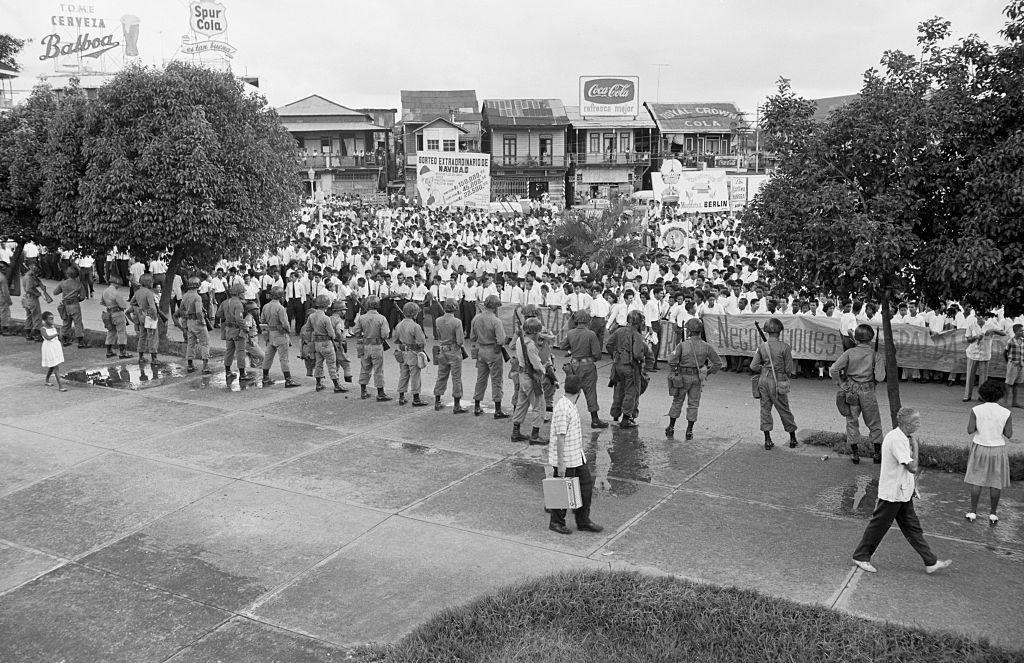 Para mahasiswa Panama terlihat mengorganisir sebuah demonstrasi yang menyerukan kembalinya Terusan Panama.