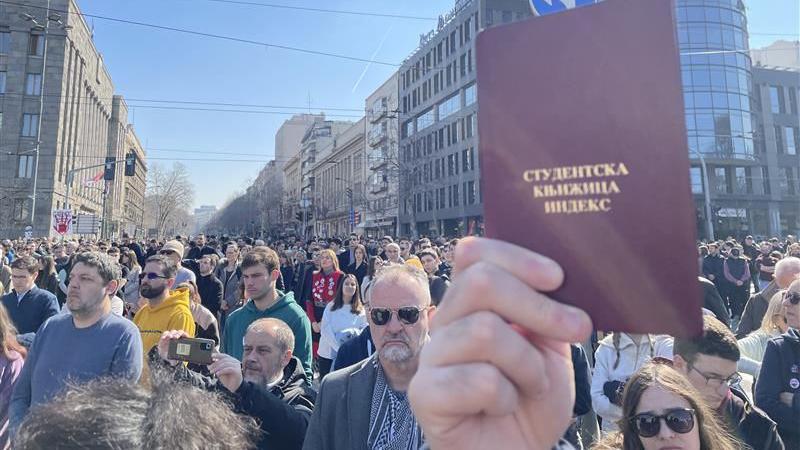 Okupljeni na protestu ispred Skupštine Srbije