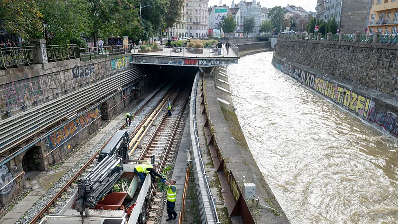 Trabalhadores limpam os detritos dos trilhos de metrô, depois do transbordamento do canal Wienfluss em Viena, causado pela tempestade Boris