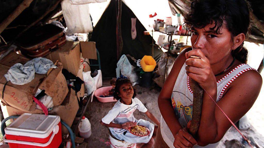 Colombianos desplazados por la violencia cerca de Bogotá en 1997.