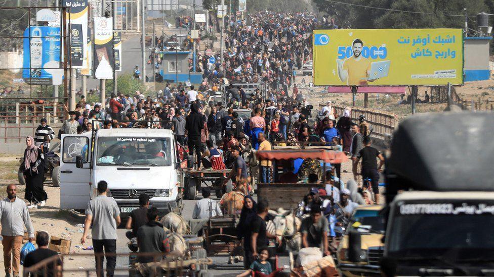 Cientos de miles de personas han bajado a pie por la carretera de Salah al-Did, huyendo de los bombardeos más al norte.