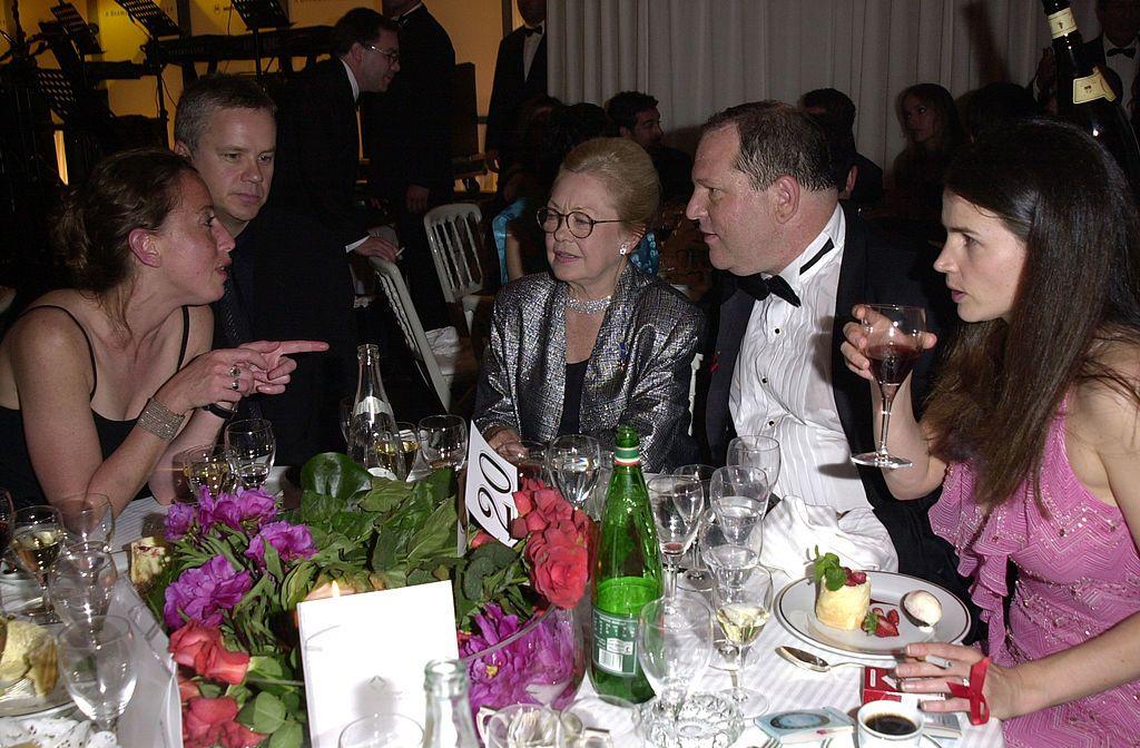A la derecha de la foto, Harvey Weinstein y Julia Ormond en un evento durante el Festival de Cannes de 2001.