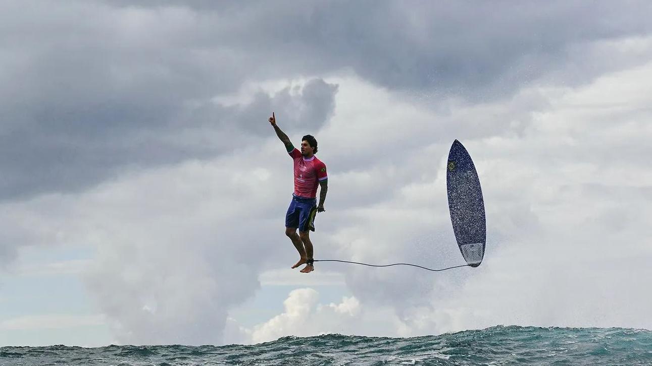 Medina no ar durante o surf nas Olimpíadas