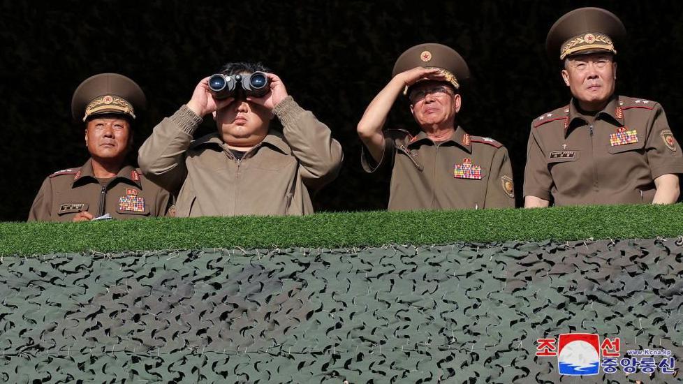 O líder norte-coreano, Kim Jong Un, visita à base de treinamento da força armada de operações especiais do exército da Coreia do Norte em um local não divulgado na Coreia do Norte, em 11 de setembro de 2024.