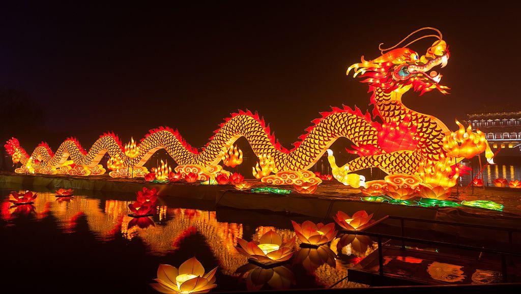 Linterna china con forma de dragón