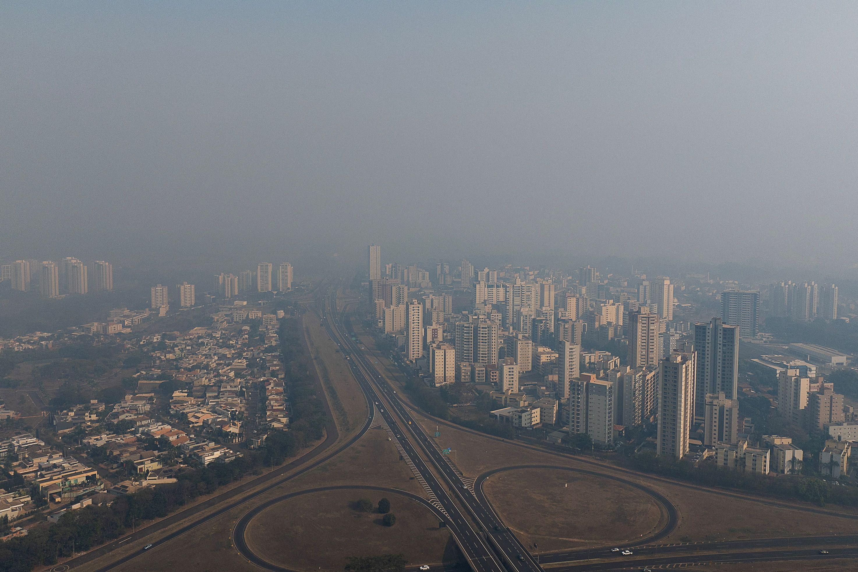 Imagem de drone mostra Ribeirão Preto coberta por fumaça proveniente de incêndios