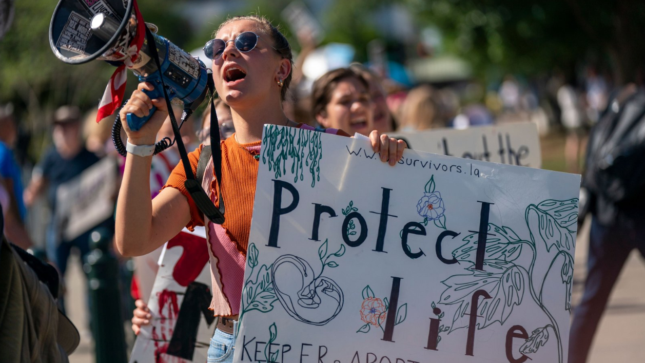 Manifestante en contra del aborto