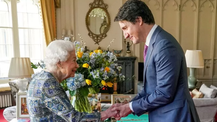 Kraliçe II. Elizabeth ve Kanada başbakanı Trudeau