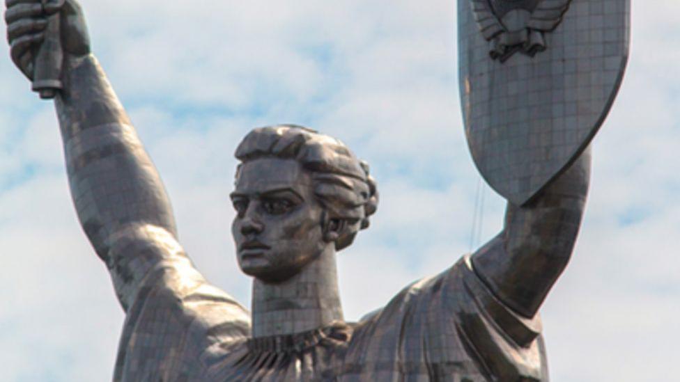 El Monumento a la Patria en Kiev, una de las estatuas más altas del mundo, será despojado de su emblema soviético y en su lugar se colocará el escudo de armas de Ucrania: el Tridente.